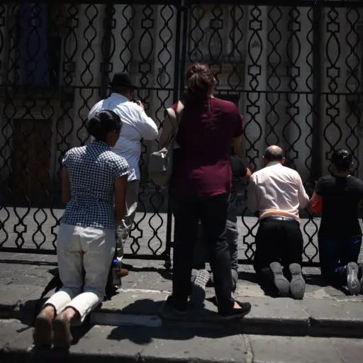 VIDEO | Entre lágrimas, fieles católicos reciben la bendición del Santísimo Sacramento