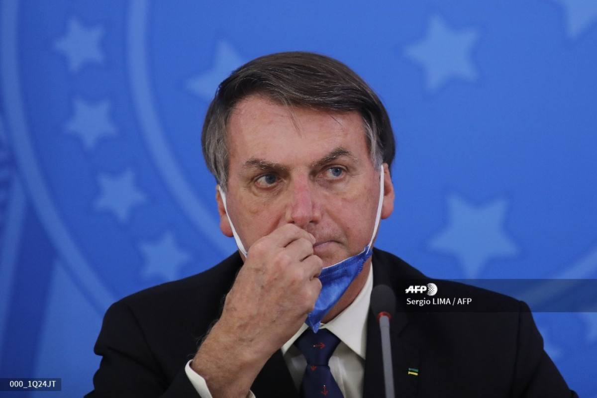 Bolsonaro desafía protocolos para prevenir el coronavirus y da un paseo