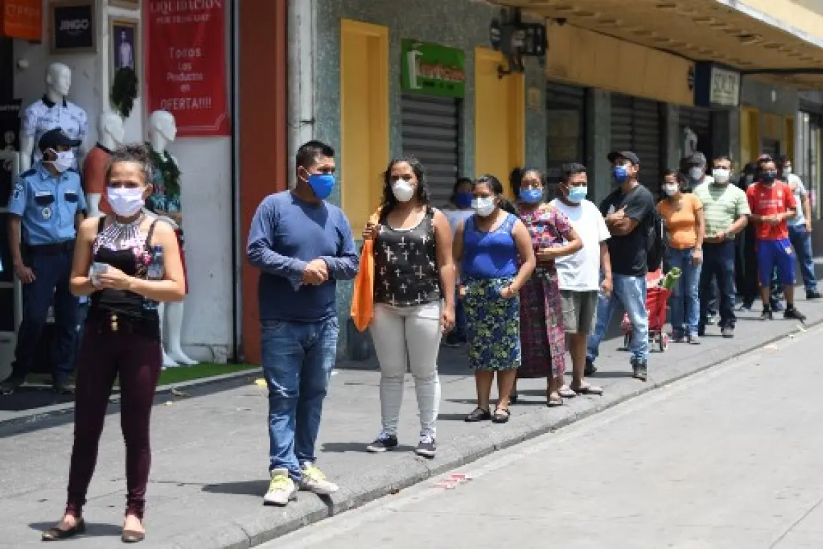 Giammattei: suspenden vuelos de retornados por 17 contagios detectados