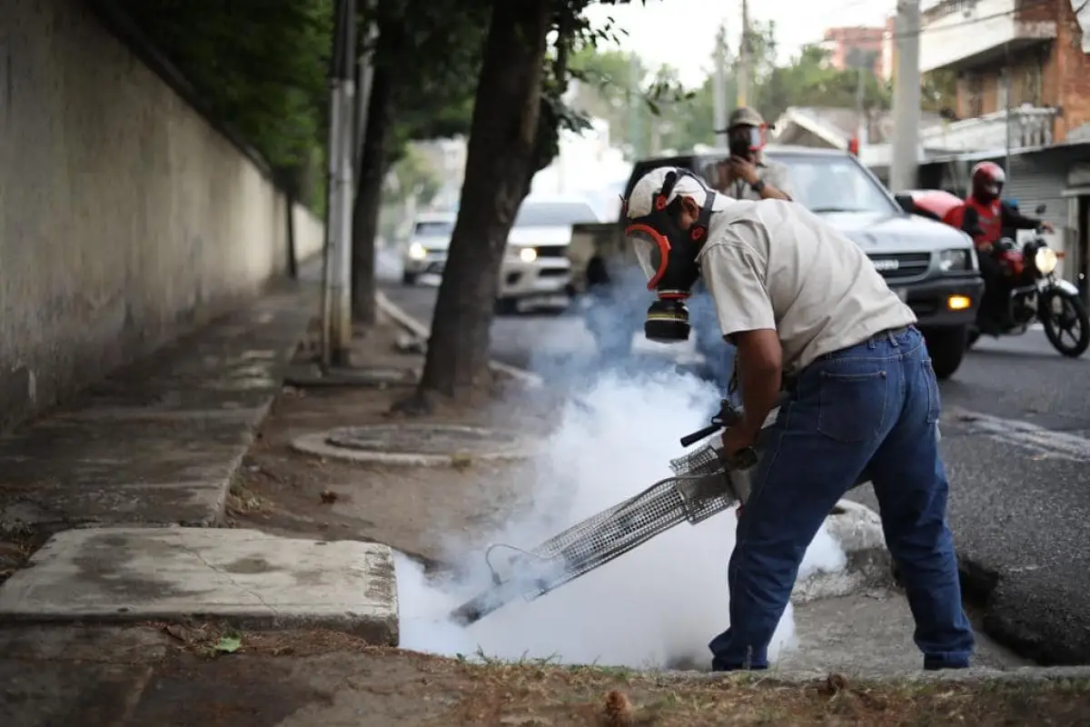 Municipalidad limpia y desinfecta principales calles de la Capital