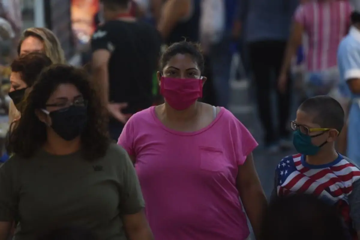 El uso adecuado de la mascarilla y cómo desecharla, según la OMS, 