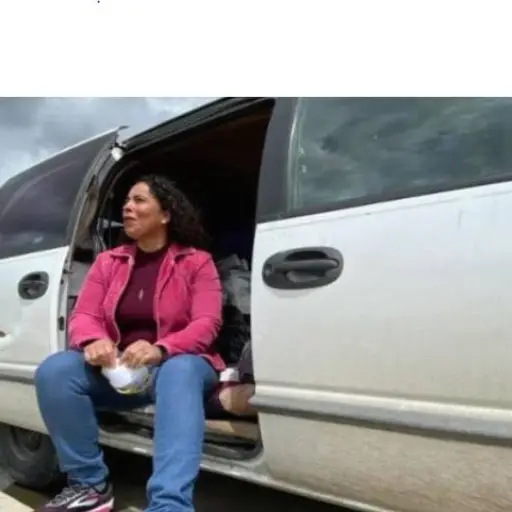 Enfermera decide vivir en su vehículo para evitar contagiar a su familia