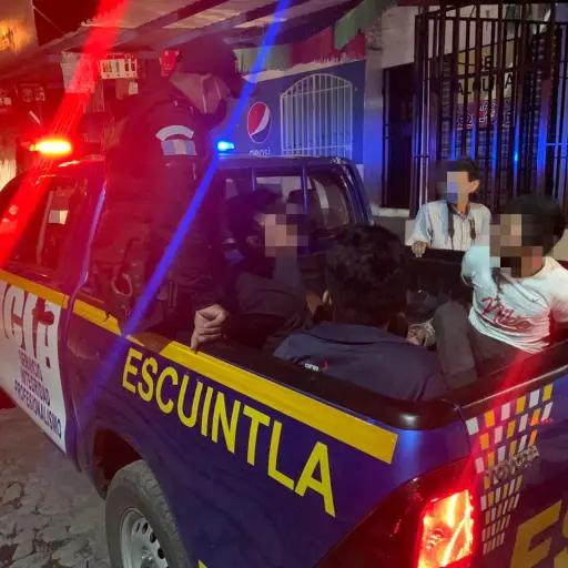 PNC captura a supuestos asaltantes en pleno toque de queda