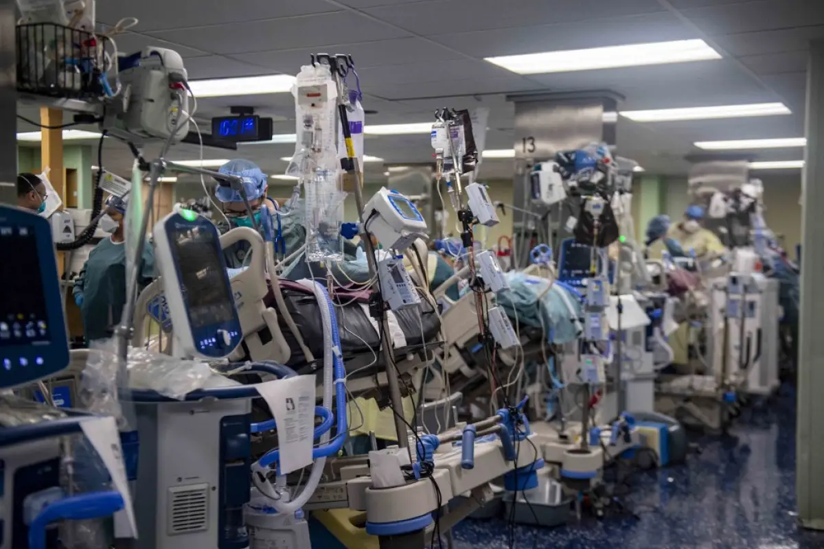 This US Navy handout photo obtained April 19, 2020 shows  Sailors aboard the hospital ship USNS Comfort (T-AH 20) treating patients in the ship's intensive care unit on April 15, 2020 in New York. - Comfort cares for critical and non-critical patients wit