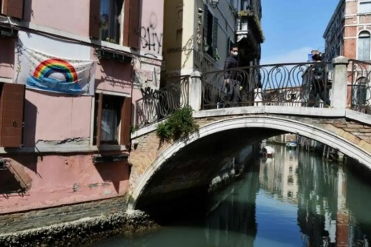 En cuarentena una ciudad italiana tras celebración de funeral en plena pandemia