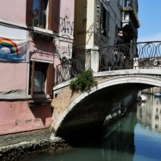 En cuarentena una ciudad italiana tras celebración de funeral en plena pandemia