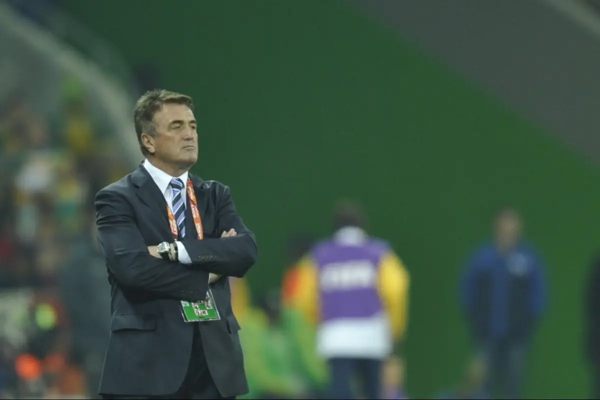 Serbia's coach Radomir Antic reacts during the Group D first round 2010 World Cup football match Australia vs Serbia on June 23, 2010 at Mbombela Stadium in Nelspruit. NO PUSH TO MOBILE / MOBILE USE SOLELY WITHIN EDITORIAL ARTICLE -      AFP PHOTO / NATAL