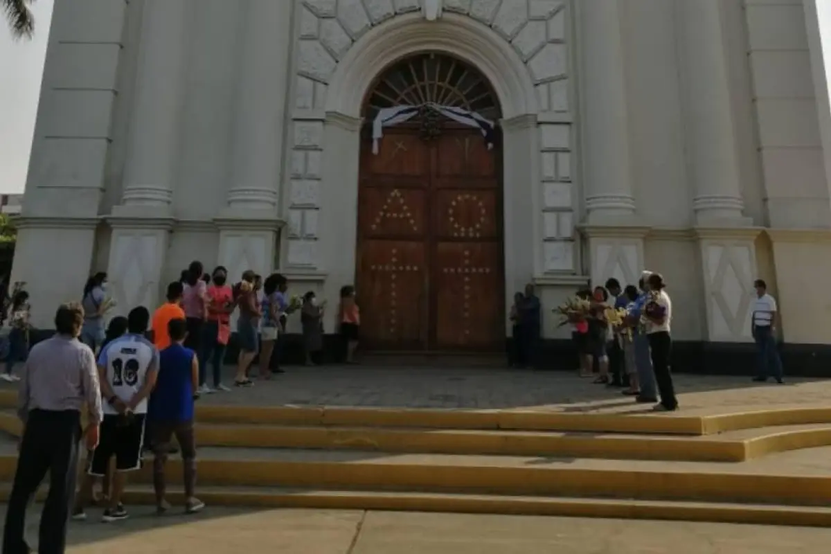 Fieles católicos salen para recibir bendición en Domingo de Ramos