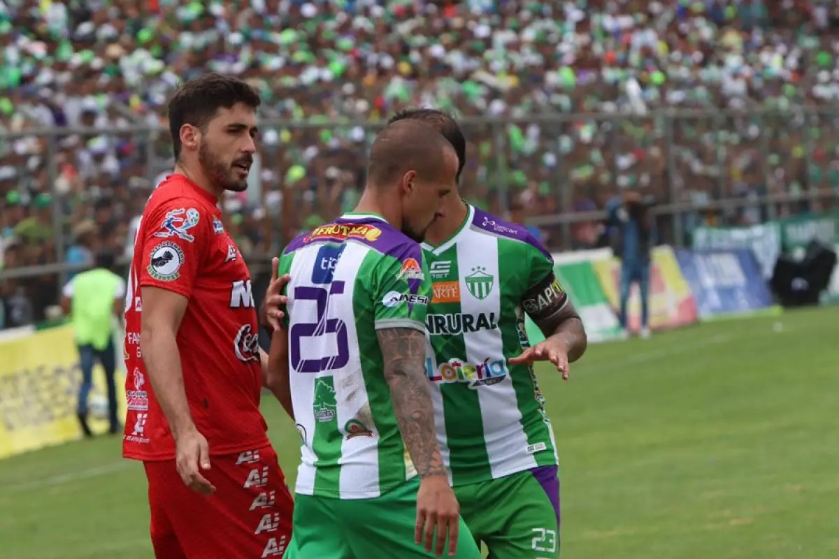 Muchos futbolistas aprovechan este tiempo para seguir ejercitándose desde su casa 