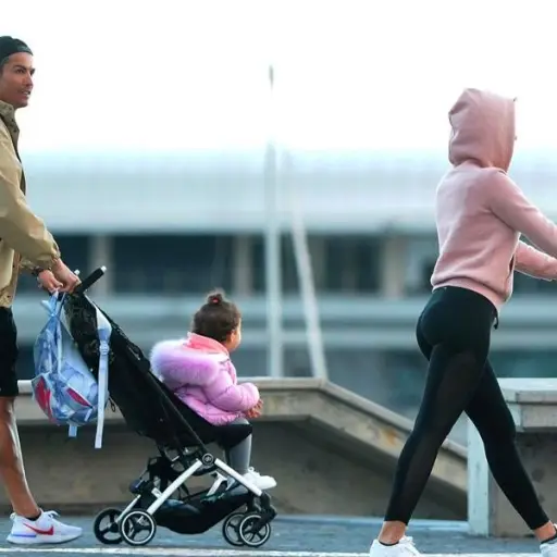 cristiano-ronaldo-de-paseo-en-portugal-emisoras-unidas-1 ,