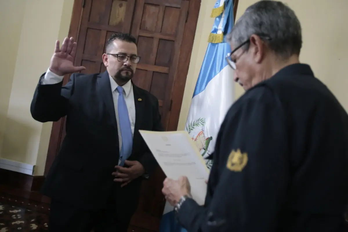 Juramentan a nuevo director del Sistema Penitenciario Emisoras Unidas Guatemala, 