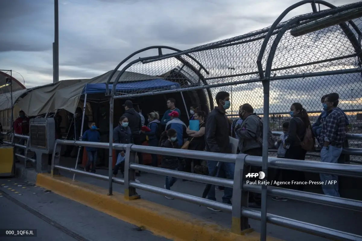 Migrants wait to change their court dates at the US border on April 6, 2020 at the Paso del Norte International Bridge in Ciudad Jua?rez in the state of Chihuahua, Mexico. - As immigration courts have been closed due to the coronavirus, COVID-19, pandemic