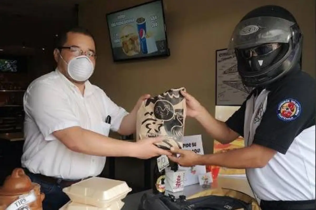 Bomberos Voluntarios que quedaron desempleados reparten comida en Panajachel