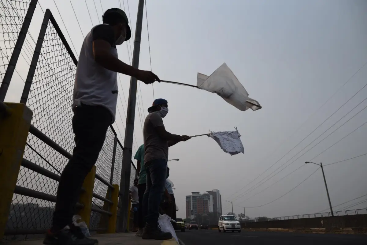 VIDEO | Con bandera blanca vecinos de asentamiento ayuda para comer. Foto: Edwin Bercián.