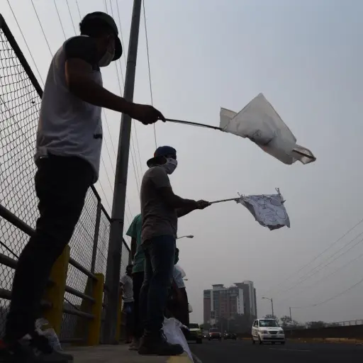 VIDEO | Con bandera blanca vecinos de asentamiento ayuda para comer. Foto: Edwin Bercián.
