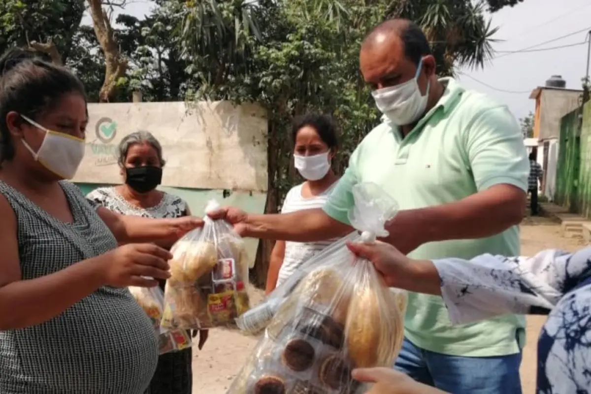 Vecinos se organizan y reparten alimentos a personas afectadas por el confinamiento del coronavirus