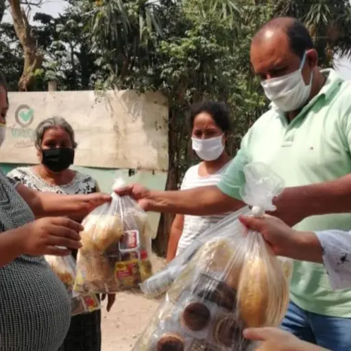 Vecinos se organizan y reparten alimentos a personas afectadas por el confinamiento del coronavirus