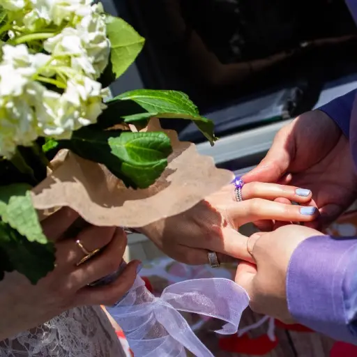 Pareja se casa y decide colocar las fotografías de sus invitados en las bancas de la iglesia. Foto de AFP con fines ilustrativos.