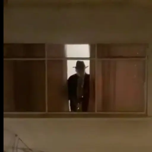 VIDEO: durante confinamiento un guatemalteco toca el saxofón desde su ventana