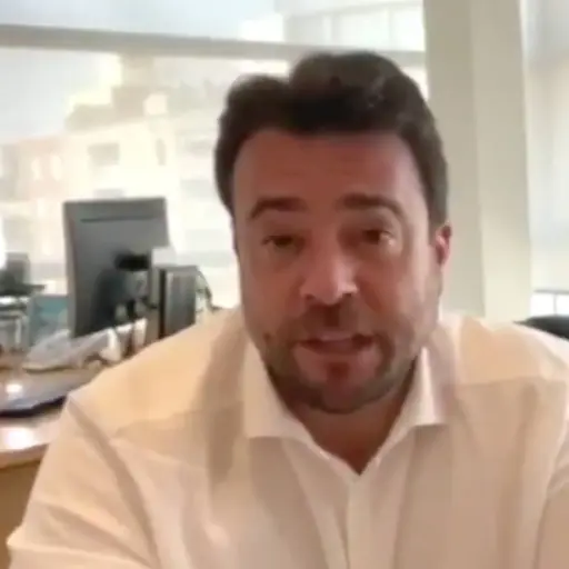 Dimite un alcalde español detenido por conducir ebrio durante el confinamiento