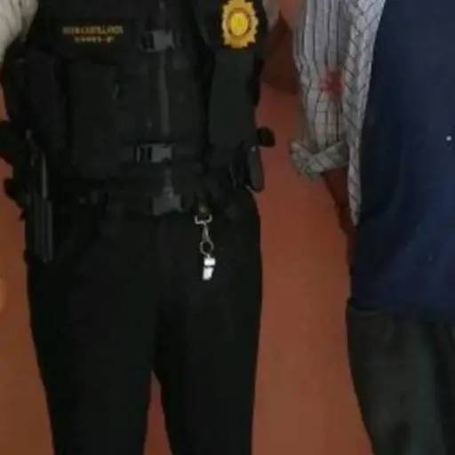 Hombre es capturado cuando golpeaba a su papá de 84 años