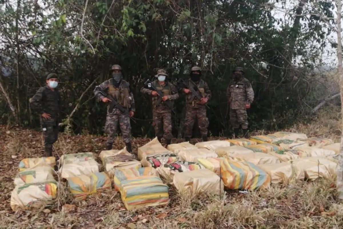 Ejército localiza alijo de presunta droga en la Laguna del Tigre, Petén