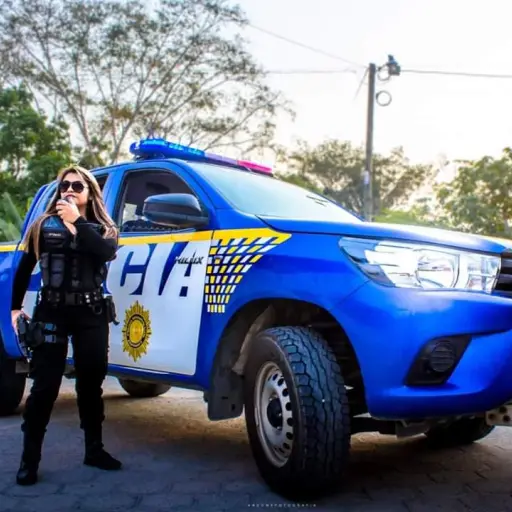 Utilizan patrulla para sesión de fotos, PNC asegura que investiga el hecho