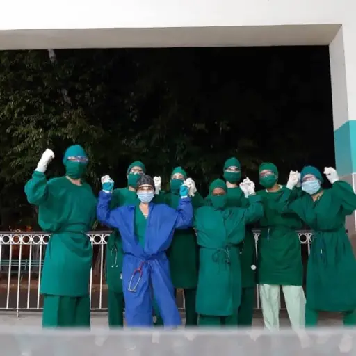 Comparten imágenes de la nieta del Che Guevara apoyando en la lucha contra el coronavirus