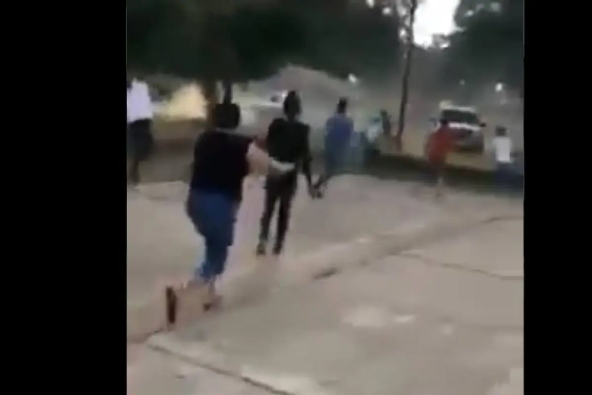 Pobladores violan cuarentena por fiesta y sacan a policía mexicana