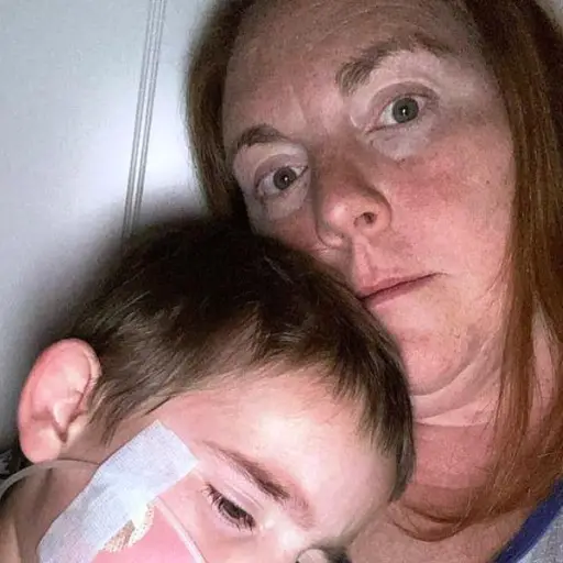 La-doctora-Anna-Zimmerman-con-su-hijo ,