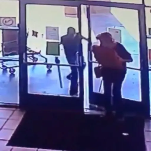 Hombre ataca brutalmente con un tubo a mujer de 77 años para robarle una pizza