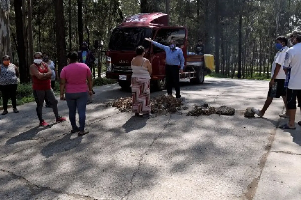 Pobladores bloquean el ingreso al hospital de Villa Nueva