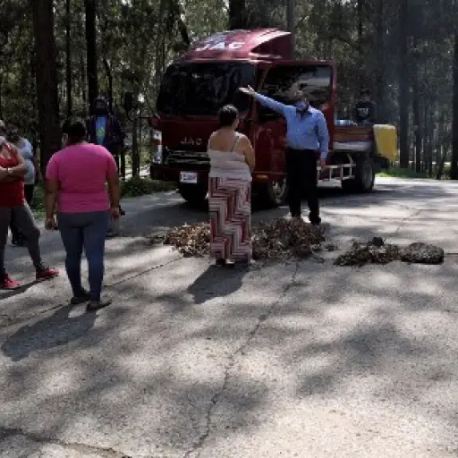 Pobladores bloquean el ingreso al hospital de Villa Nueva