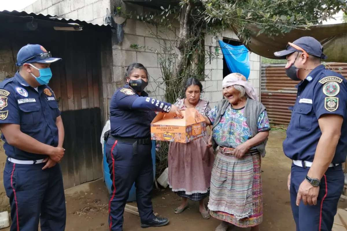 El noble gesto de bomberos al compartir donaciones con los más necesitados