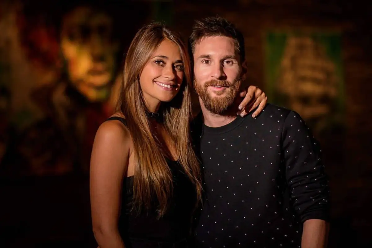 El apasionado beso de Messi y Antonella en el nuevo sencillo de Residente