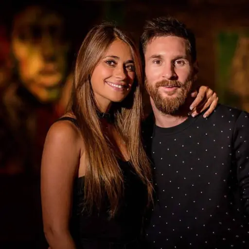El apasionado beso de Messi y Antonella en el nuevo sencillo de Residente