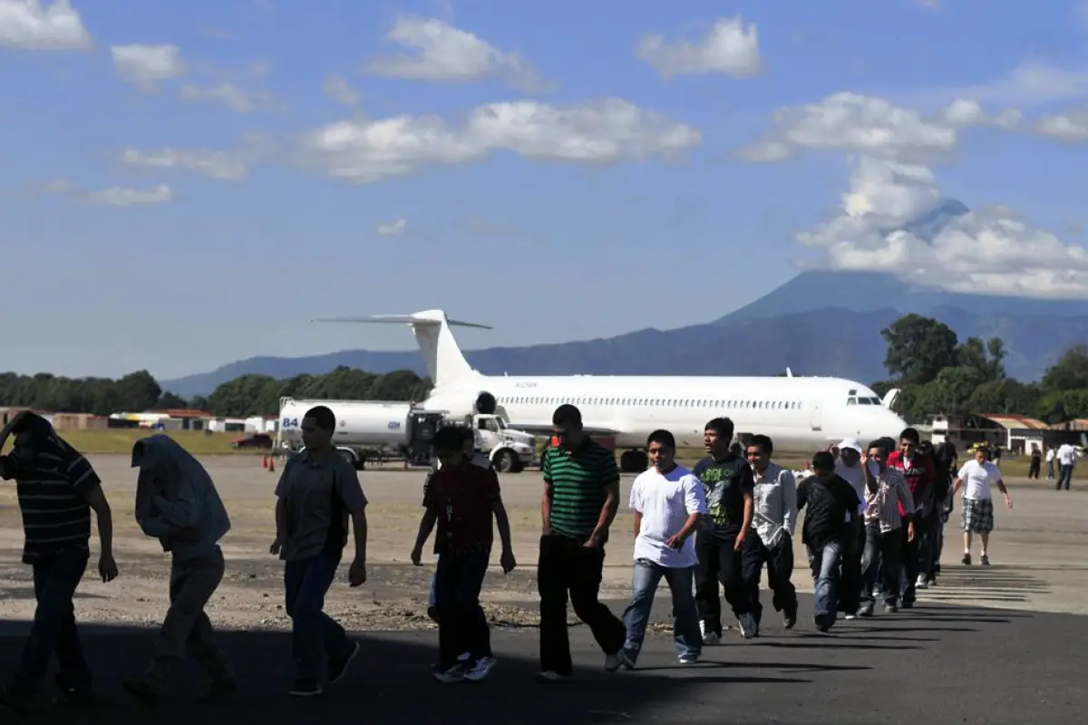 GUA01. CIUDAD DE GUATEMALA (GUATEMALA), 05/11/2010.- Un grupo de deportados camina después de llegar hoy, viernes 5 de noviembre de 2010, procedente de Estados Unidos, al aeropuerto de la Fuerza Aérea en Ciudad de Guatemala. Este es uno de varios vuelos c