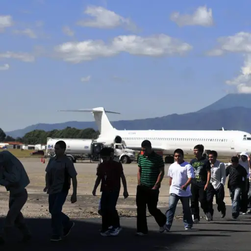GUA01. CIUDAD DE GUATEMALA (GUATEMALA), 05/11/2010.- Un grupo de deportados camina después de llegar hoy, viernes 5 de noviembre de 2010, procedente de Estados Unidos, al aeropuerto de la Fuerza Aérea en Ciudad de Guatemala. Este es uno de varios vuelos c