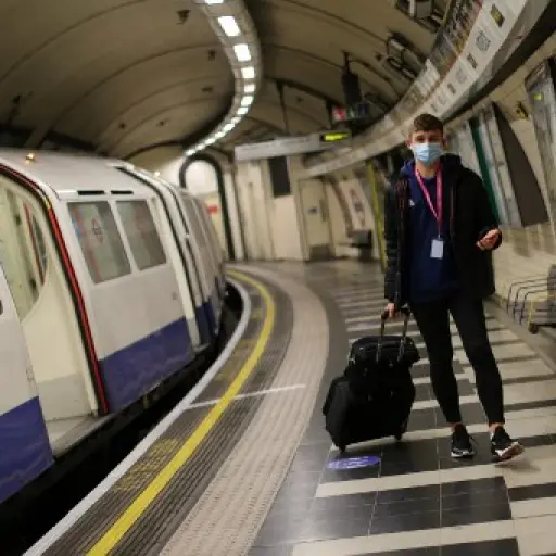 Empleada británica murió por coronavirus después de que le escupieran