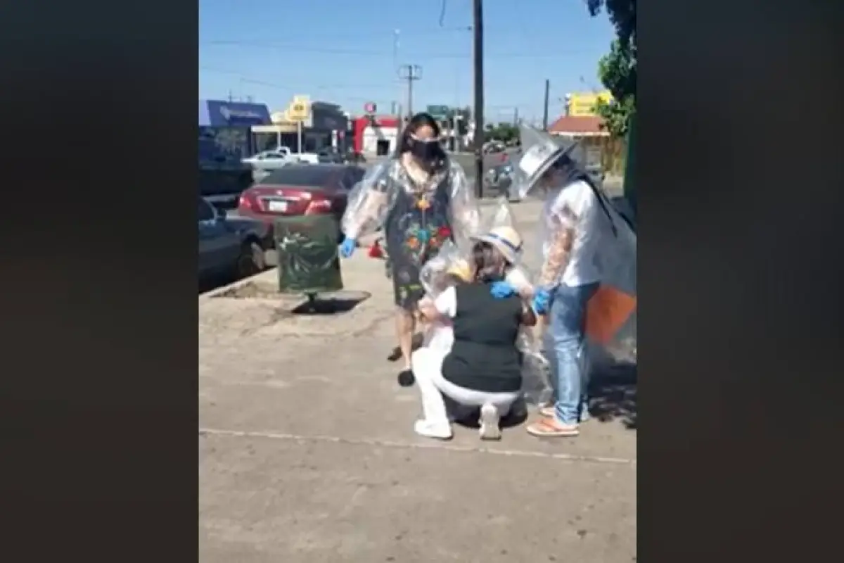 conmovedor video de madre enfermera que recibe visita de sus hijas protegidas con bolsas