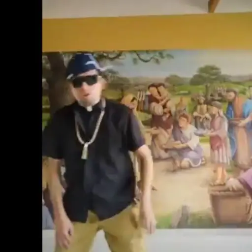 Cura boliviano arrasa en Tik Tok exhortando a respetar la cuarentena