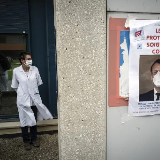 Tras dos meses de encierro, los franceses regresan con cautela a las calles