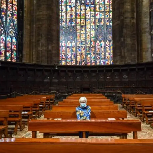 Los italianos vuelven a misa tras dos meses de culto por video
