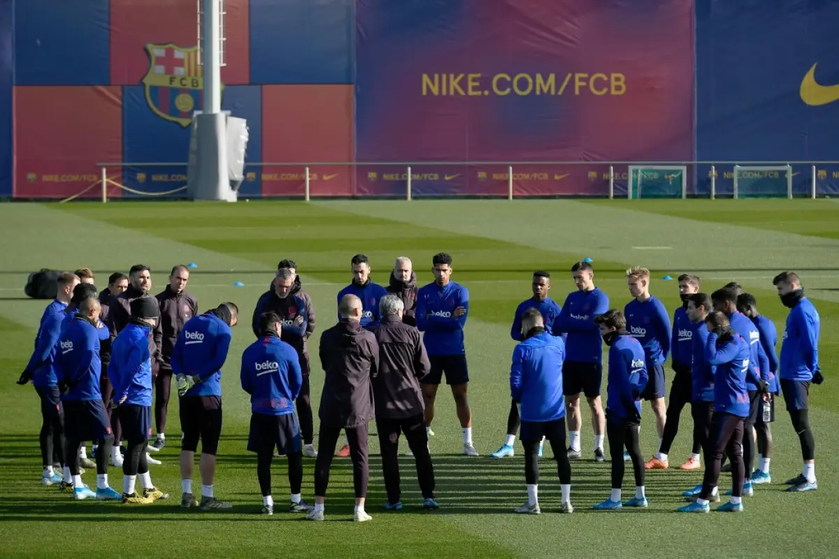 Barcelona's new coach, Spaniard Quique Setien (C), talks to his players during a training session at the Joan Gamper Sports City training ground in Sant Joan Despi on January 18, 2020. (Photo by LLUIS GENE / AFP)