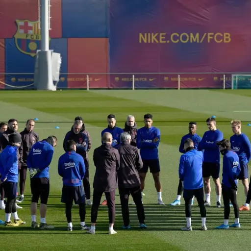 Barcelona's new coach, Spaniard Quique Setien (C), talks to his players during a training session at the Joan Gamper Sports City training ground in Sant Joan Despi on January 18, 2020. (Photo by LLUIS GENE / AFP)