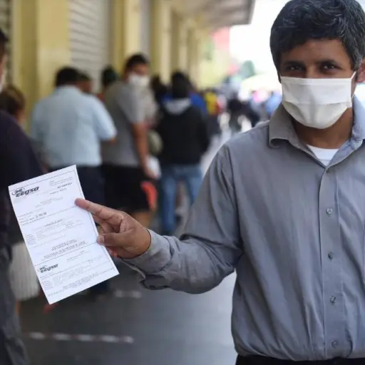 usuarios llegan a realizar pago de servicio de energía eléctrica y otros a llegar a convenios