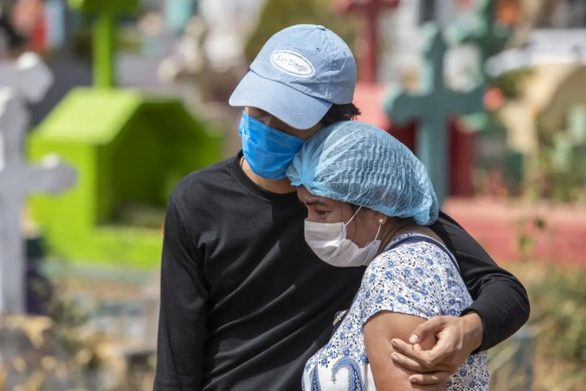 Relatives and friends of a mechanic called Roberto, who died at a hospital with symptoms of the novel coronavirus, COVID-19 and did not have a wake before his burial, cry at the Milagro de Dios Cemetery in Managua, on May 9, 2020. - The novel coronavirus 