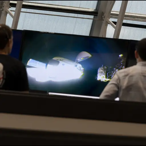 Cápsula de SpaceX se acopla a la Estación Espacial Internacional