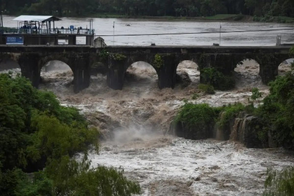 View of Los Esclavos River during tropical storm Amanda, in Cuilapa, 65 km southeast of Guatemala City, on May 31, 2020. - Tropical storm Amanda, the first named storm of the season in the Pacific, lashed El Salvador and Guatemala on Sunday, leaving nine 