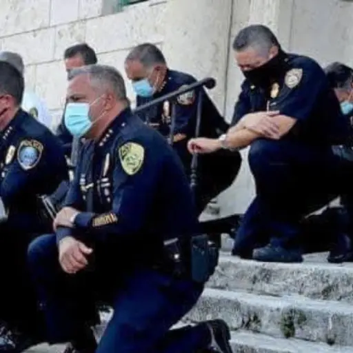 Policías de Miami reciben de rodillas a manifestantes y estos se unen con fraternal abrazo